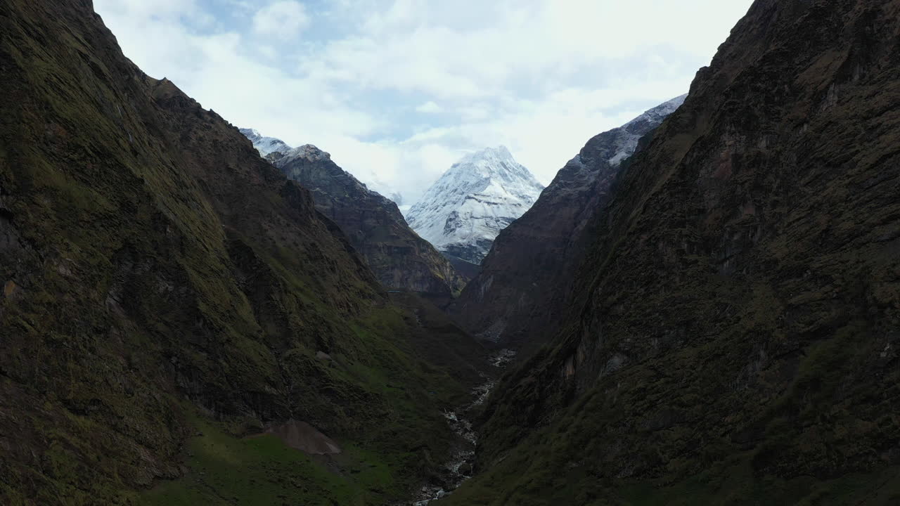 toma aérea giratoria a través de un valle en las montañas de annapurna, nepal.