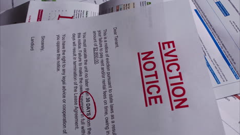 aviso de desalojo rotativo en la pila de facturas vencidas