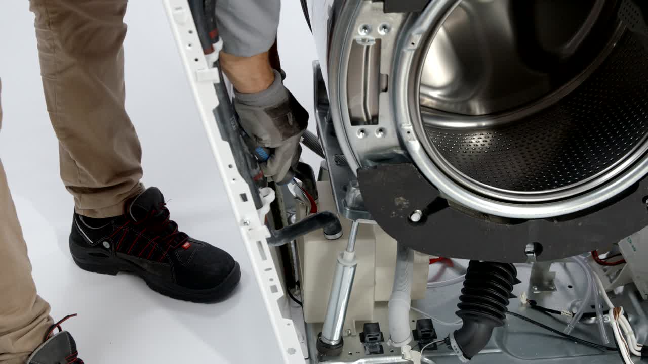 세탁기 에 있는 전선의 플러그를 꺼내는 것