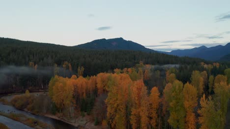 Vista-Panorámica-Sobre-El-Río-Y-El-Bosque-De-Color-Otoñal-En-Las-Montañas-De-Washington,-Pluma-En-Cámara-Lenta