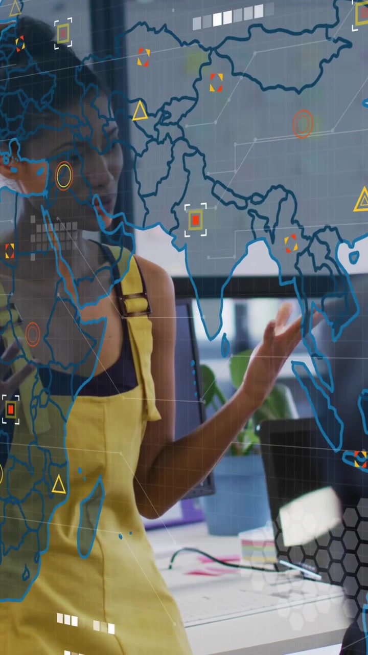 Animação de processamento de dados e mapa-múndi sobre diversos profissionais no escritório.