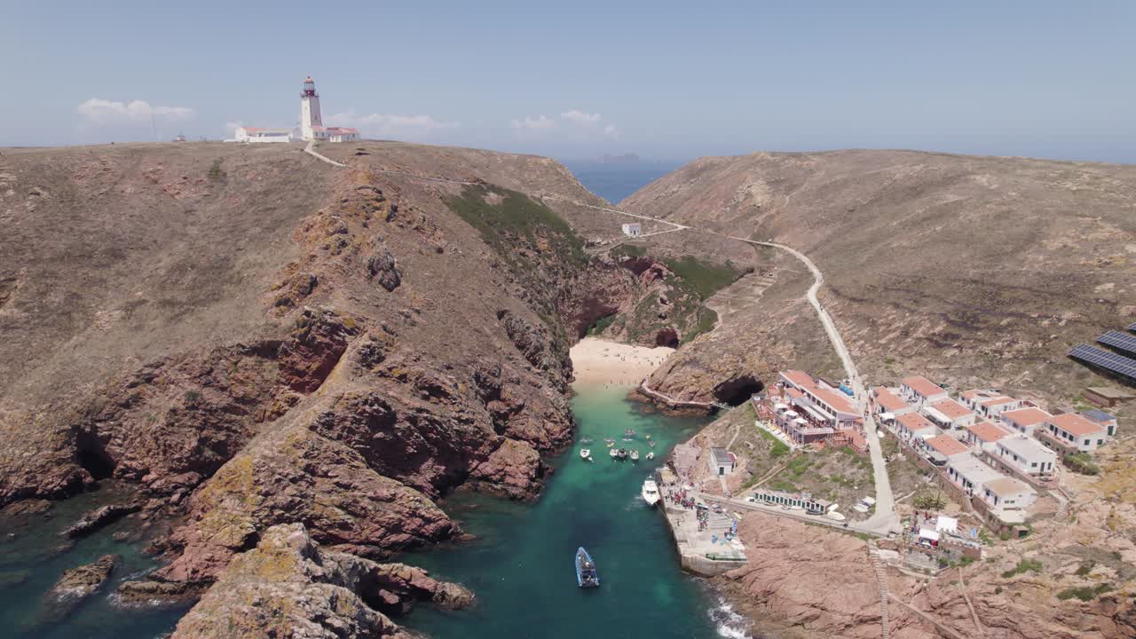 aerial: el puerto de berlenga y la playa de berlenga grande, con vistas al faro icónico, portugal