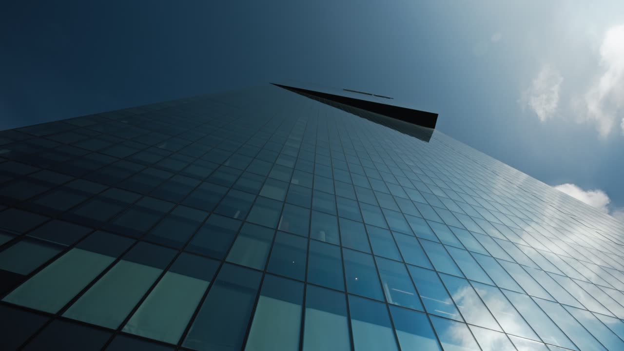 lapso de tiempo de la fachada de vidrio espejado