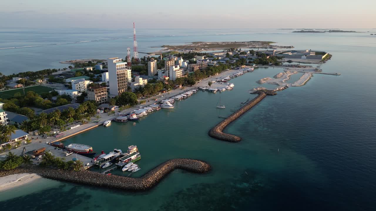 항구, 해안 에 정박 한 배 들, 그리고 보호 해수욕장 을 가진 해안 도시 의 공중 풍경