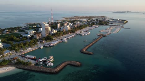 vista aérea de una ciudad costera con un puerto, barcos atracados a lo largo de la costa y un rompeolas protector