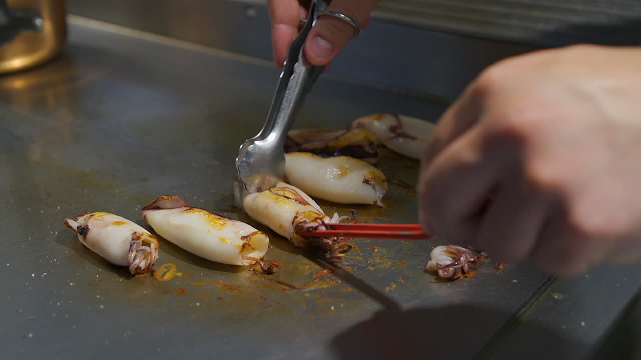 오징어 먹물 소스를 곁들인 캐러멜 양파를 곁들인 오징어