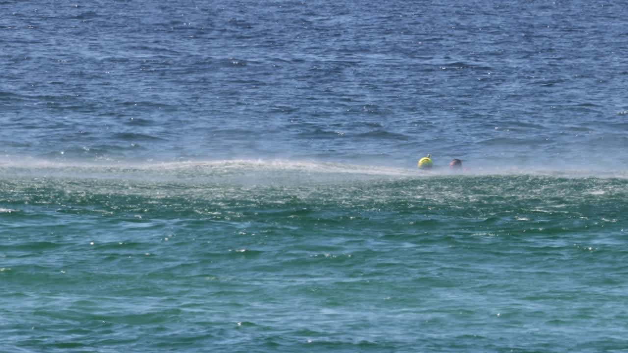 여러 서퍼들이 바다의 파도를 잡고 타고 있습니다.