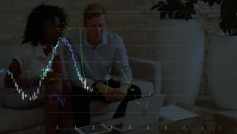animación del procesamiento de datos financieros sobre colegas de negocios que usan portátiles