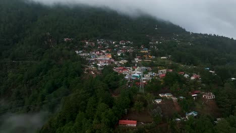 vista aérea de drones voladores de san jose del pacifico, oaxaca, méxico