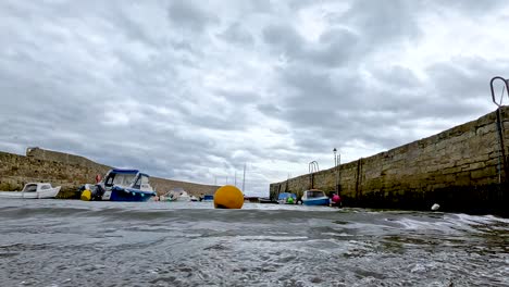 escena de un puerto tormentoso con barcos y olas