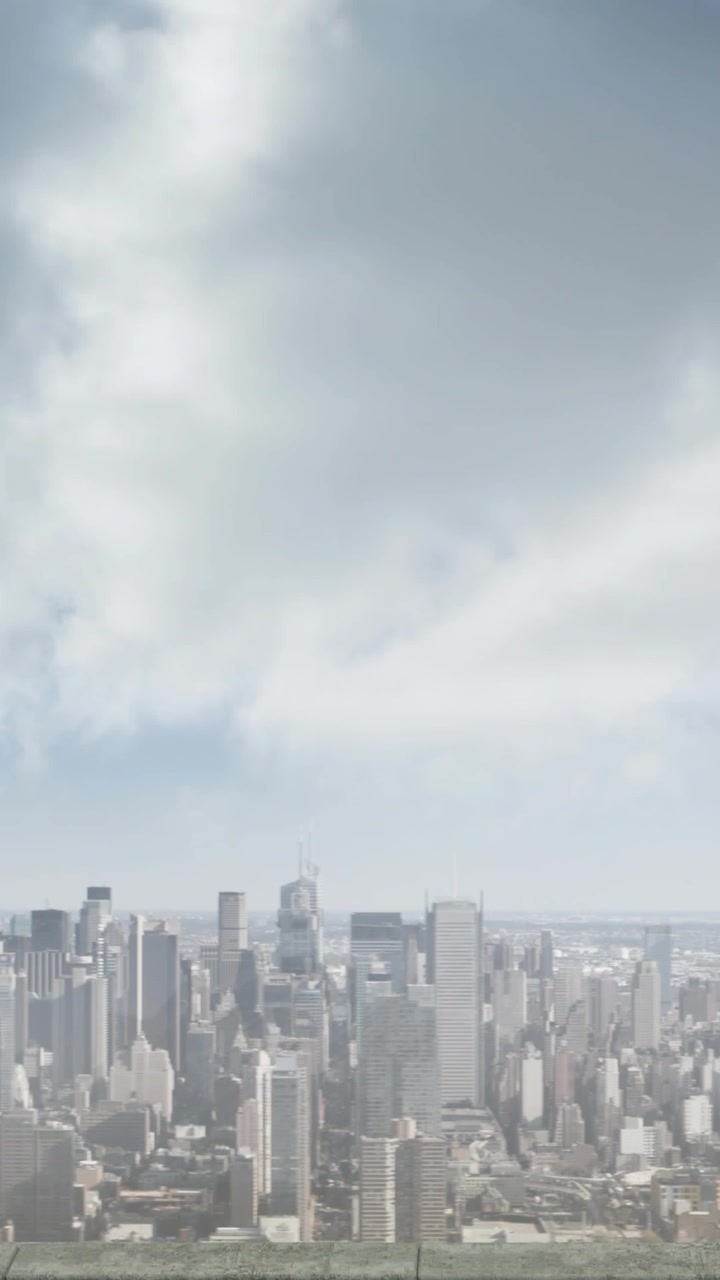 Paisaje urbano distante con edificios modernos y nubes en el cielo azul