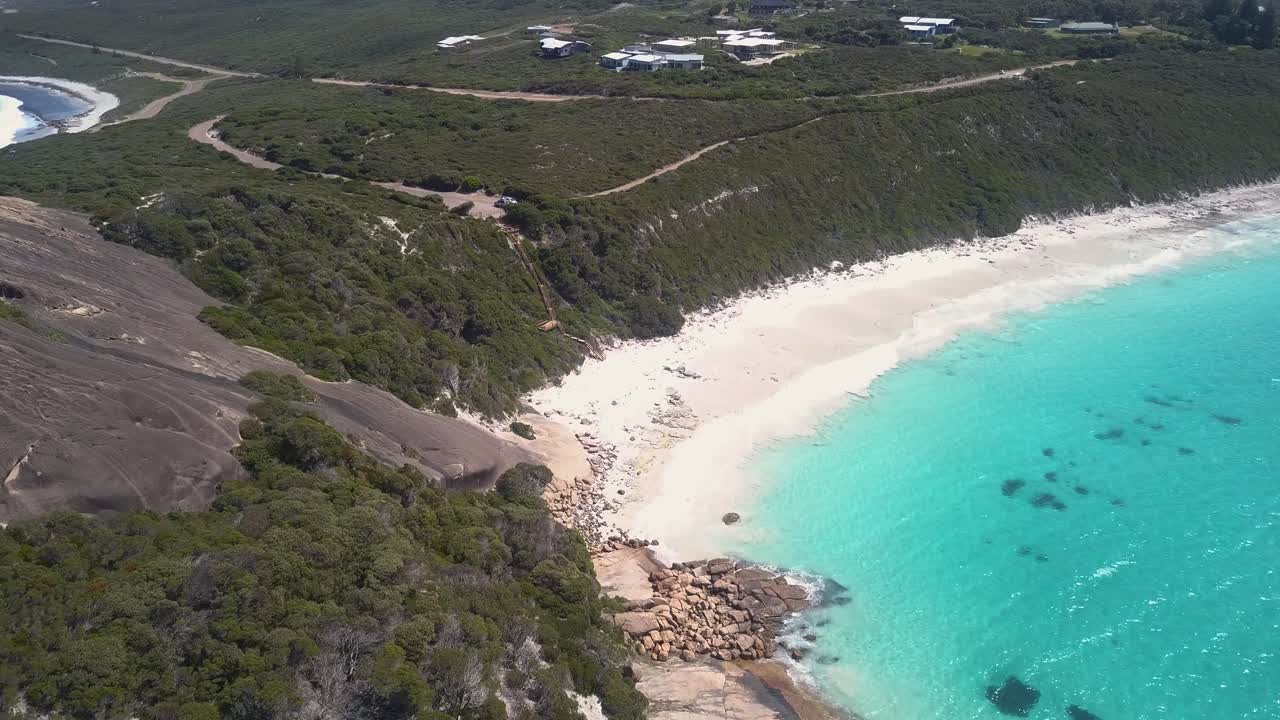 조용한 호주 해안선을 따라 밀려오는 잔잔한 파도