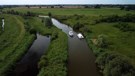 Luftdrohne-4K-Aufnahmen-Von-Aneinander-Vorbeifahrenden-Booten-In-Einem-Abschnitt-Des-Flusses-Yare,-Norfolk-Broads,-Norfolk