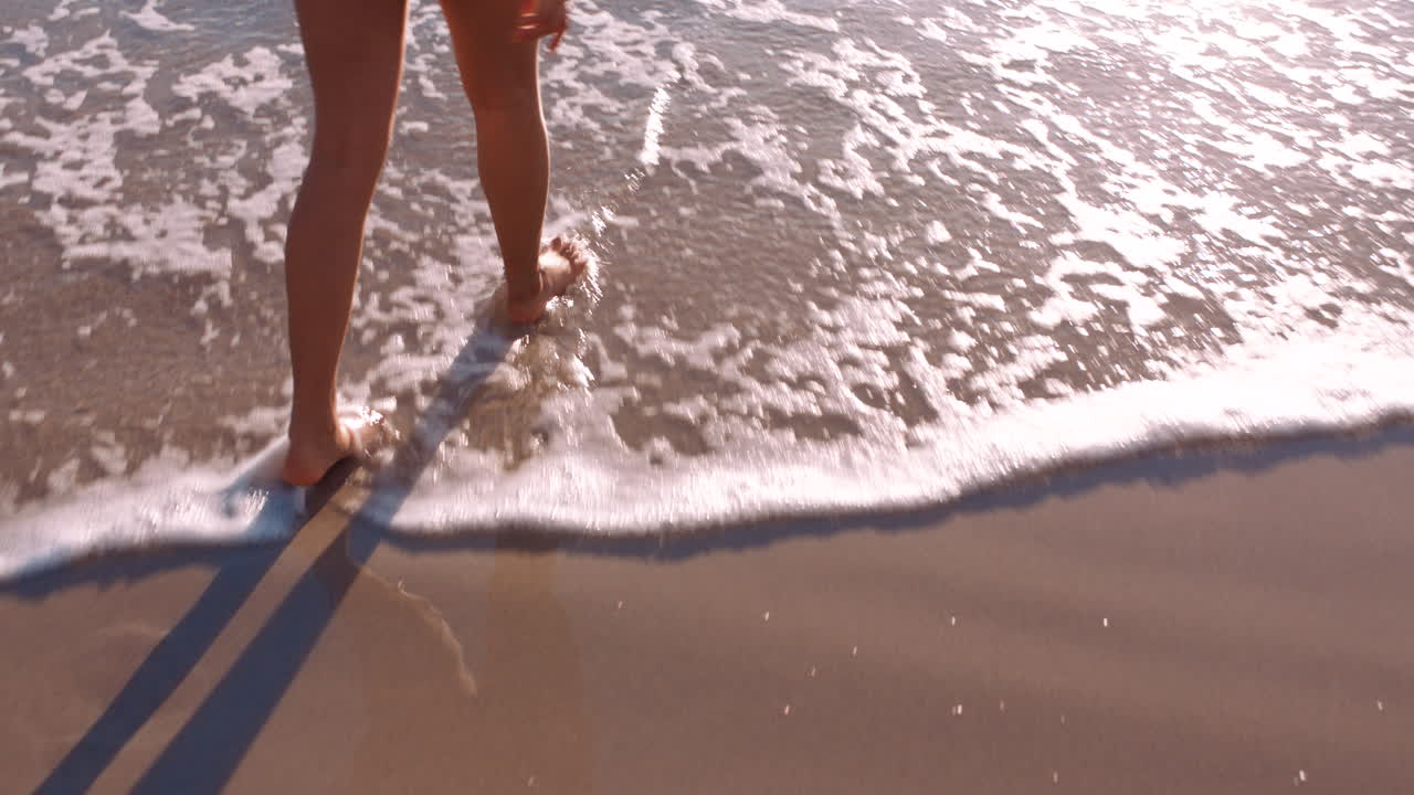 pies, caminando y agua con las piernas de una mujer