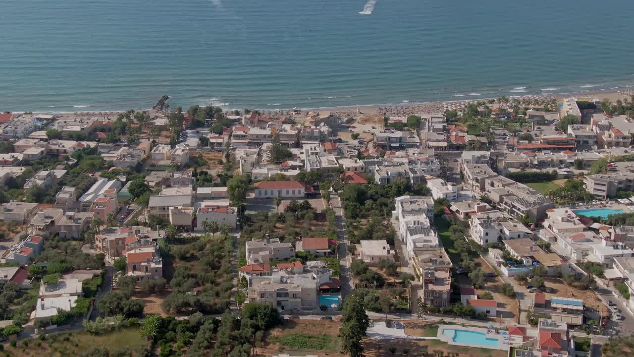 ciudad costera griega de agia marina en la isla de creta, vista aérea de drones