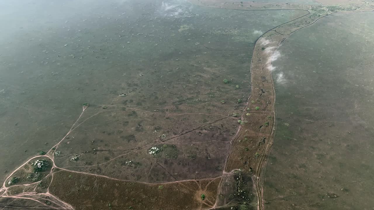 pan dejó una vista aérea del parque nacional serengeti en una mañana de niebla. tanzania.