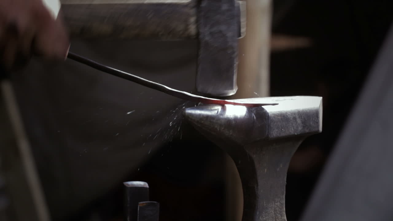 作業中の鍛冶屋 2