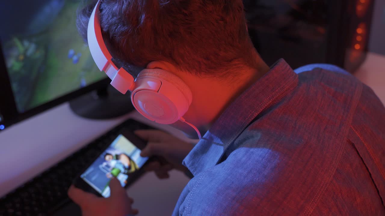 Dipendenza dalla tecnologia. Giovane che gioca ai videogiochi