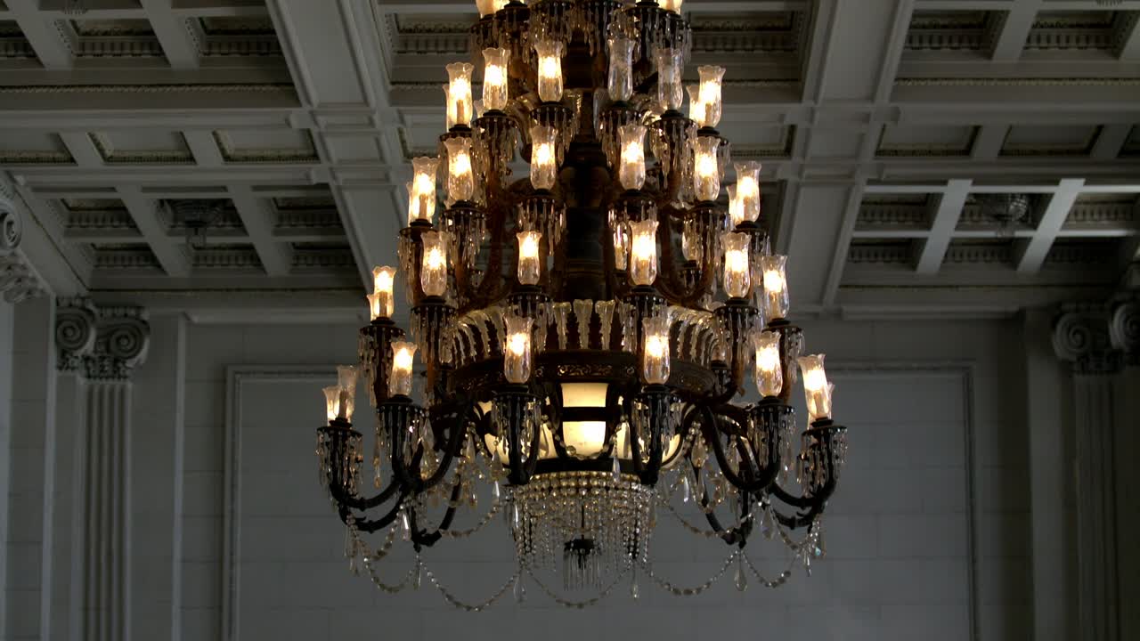 candelabro de cristal antiguo sobre el techo de un antiguo edificio del ministerio del tesoro en río de janeiro, brasil
