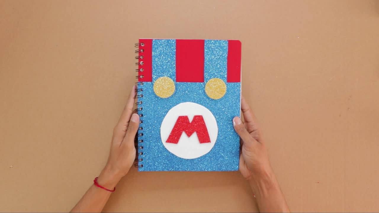 primera página del cuaderno infantil, cuaderno de colores hecho a mano con tema de videojuegos