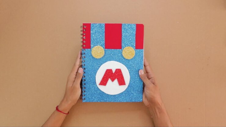 Copertina di un quaderno per bambini, quaderno colorato fatto a mano a tema videoludico