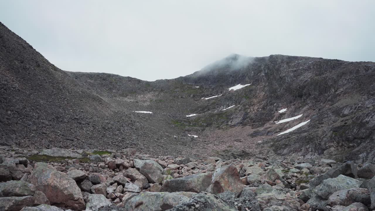 노르웨이 의 센자 에 있는  ⁇ 바난 근처 의 바위 산지