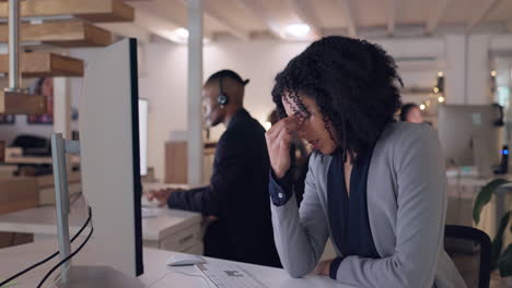 Call-Center,-Cansado-Y-Dolor-De-Cabeza-De-Una-Mujer