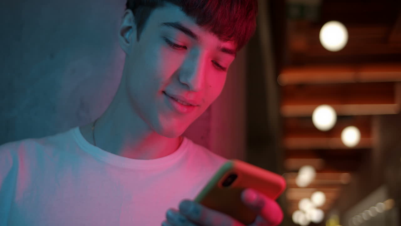 휴대 전화를 사용하는 젊은 남자