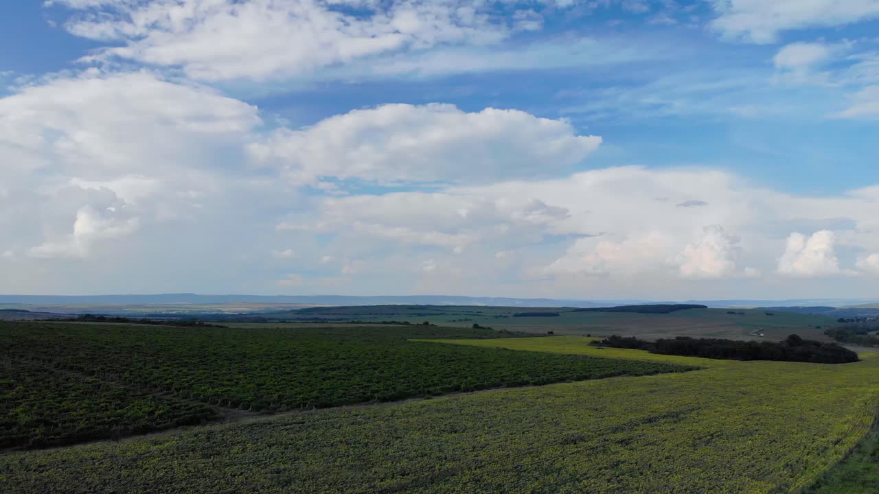 paisaje de campo agrícola y carretera de tráfico - toma panorámica aérea-1