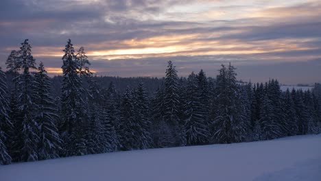 Lapso-De-Tiempo-Del-Mágico-Paisaje-Invernal-Con-Pinos-Cubiertos-De-Nieve-Y-Cielo-Colorido