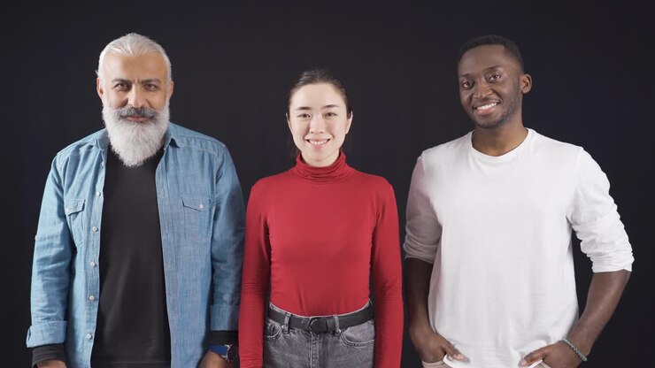 Portrait d'un homme africain, d'une femme asiatique et d'un homme européen. Portrait de personnes multiethniques