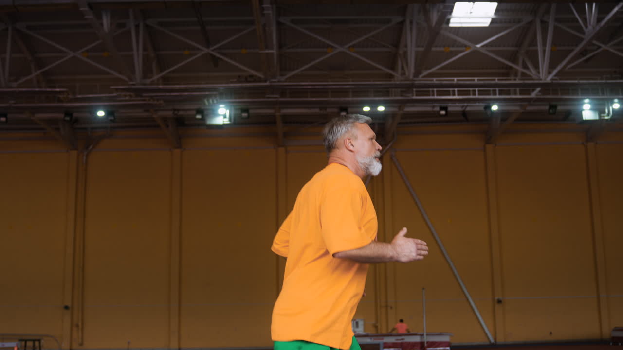 hombre mayor entrenando en el interior