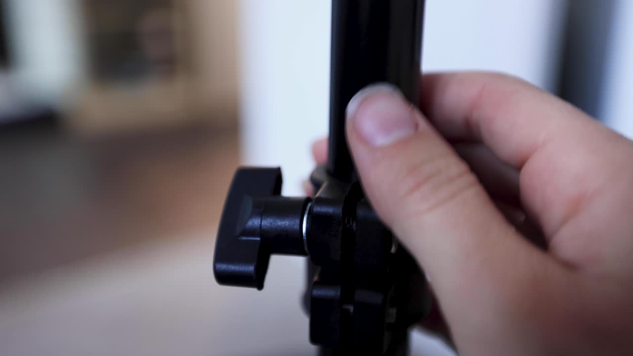 스튜디오 4k에서 촬영하기 위한 조명 스탠드 풀기