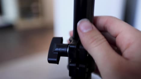desenroscando un soporte de luz para filmar en un estudio 4k