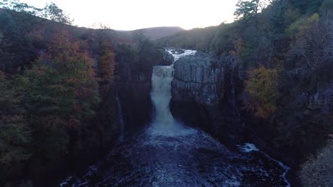 Wasserfall-Mit-Hoher-Kraft,-Teesdale,-England-Im-Herbst