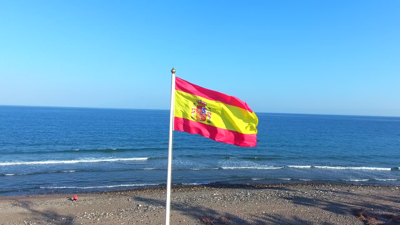 스페인 마르베야에서 촬영된 해변의 스페인 국기