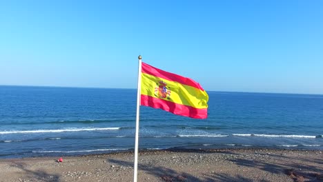 bandera española en la playa filmada en marbella, españa