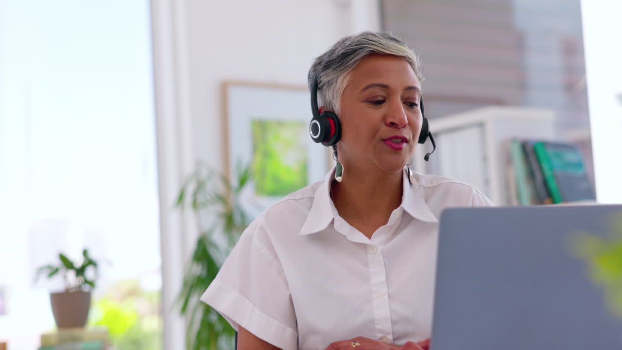 Mature business woman, laptop