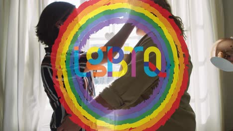 animación del círculo del arco iris y el orgullo por la pareja de lesbianas abrazándose en casa