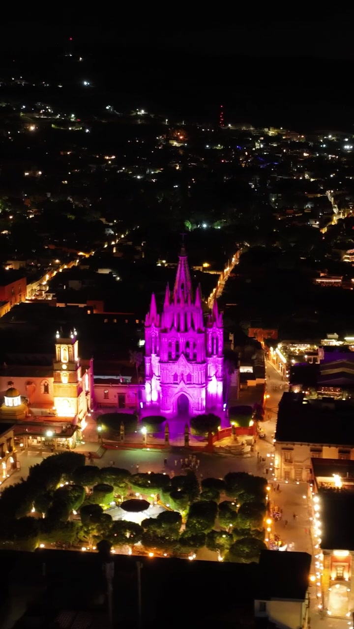 Hyperlapse notturno sul centro di San Miguel de Allende, con Jardin Allende illuminato e la cattedrale di San Miguel Arcángel. Ripresa aerea verticale