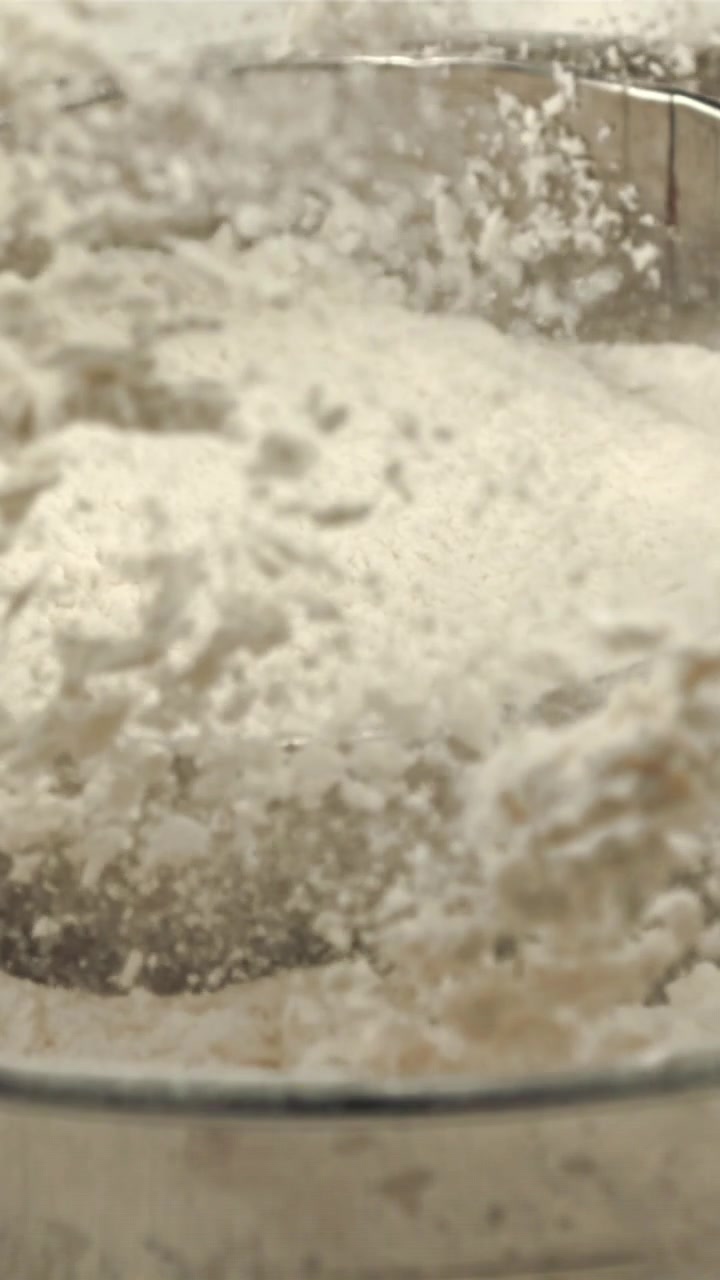 Close-up em Câmera Lenta de Farinha Branca Sendo Peneirada