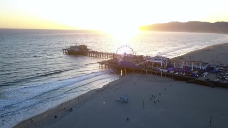 Puesta-De-Sol,-Rueda-De-La-Fortuna-Parque-De-Atracciones-Fantástica-Vista-Aérea-Vuelo-Panorama-Descripción-General-Imágenes-De-Drones-En-El-Muelle-De-La-Santa-Monica-California-Estados-Unidos-2018