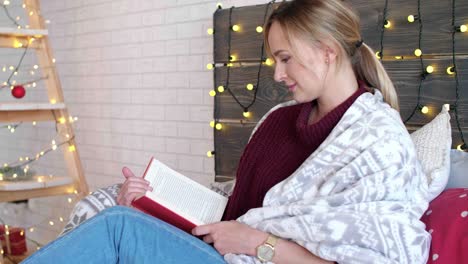 man giving woman the christmas present