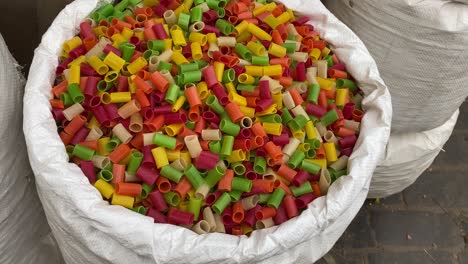 coloridos bocadillos listos para freír en forma de tubo en un saco blanco en el mercado local en india