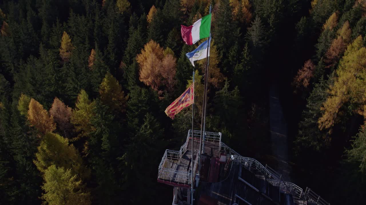 Dolomiti panoramiche in autunno con lo storico trampolino olimpico, Cortina d'Ampezzo