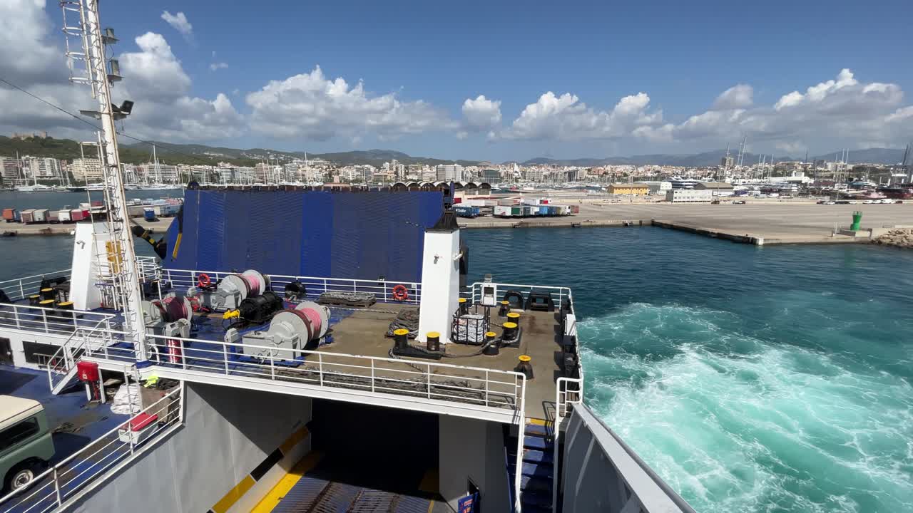 바르셀로나에서 자동차와 승객 발레아레스 제도 마요르카의 페리 보트 수송 배의 꼬리의 항구 클로즈업에서 출발