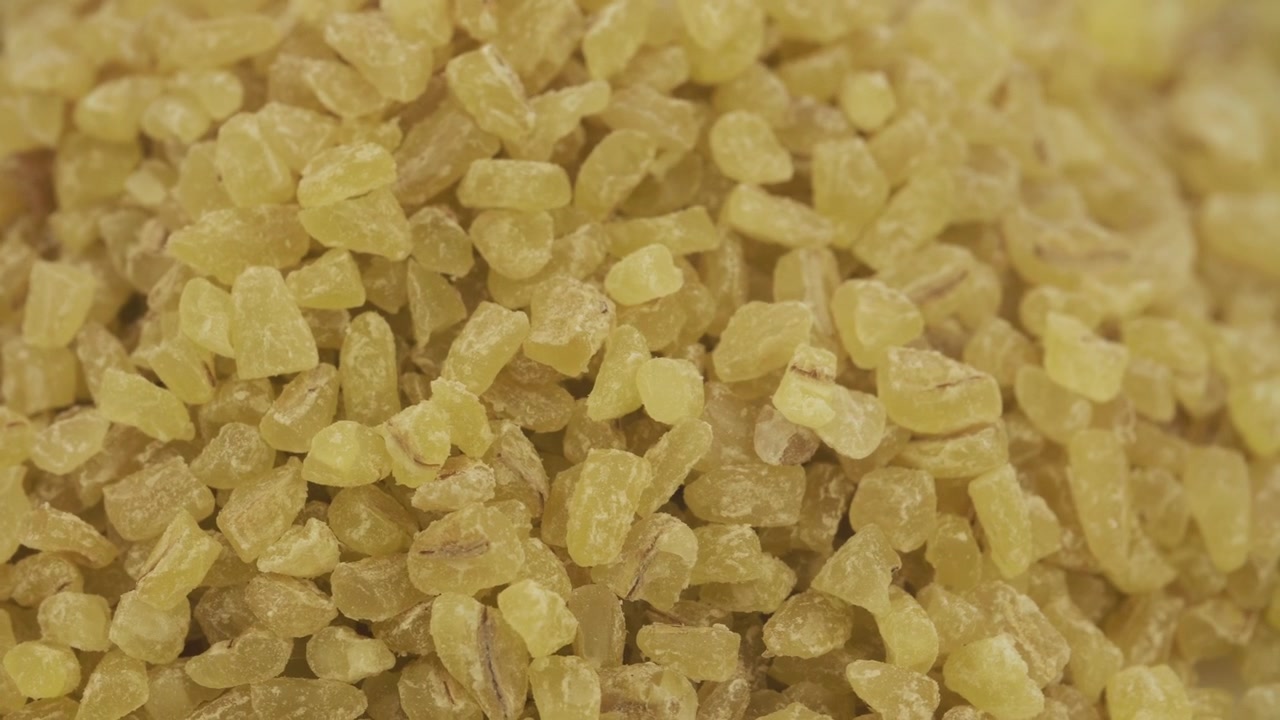 Primo piano di grani di bulgur crudo