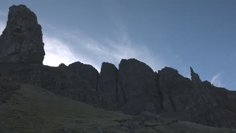 lenta panorámica de las hermosas formaciones rocosas en el anciano de storr