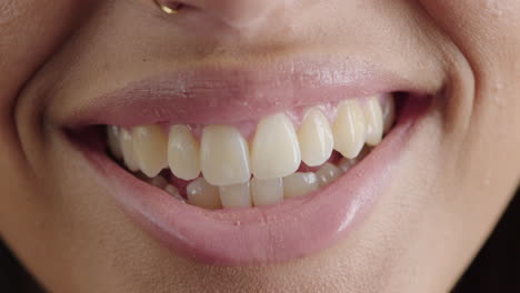 Nahaufnahme-Junge-Frau-Mund-Lächelnd-Glücklich-Gesunde-Zähne-Frau-Trägt-Nasenring
