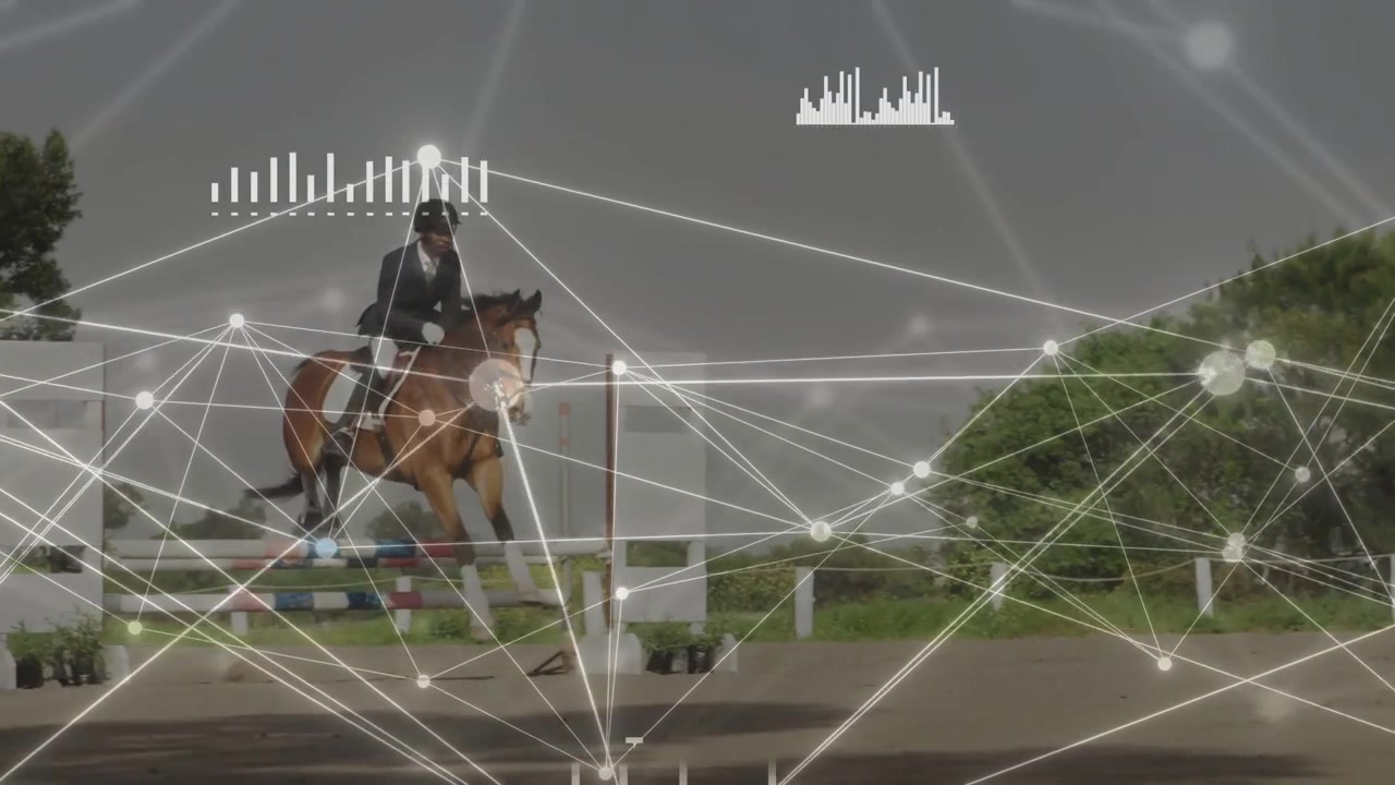 Cavaliere vicino ai pali che raccoglie, salta e atterra, mentre un HUD sovrappone nodi e barre nell'equitazione.